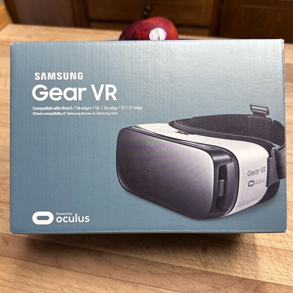 NIB Samsung Gear VR Headset Powered by Oculus
